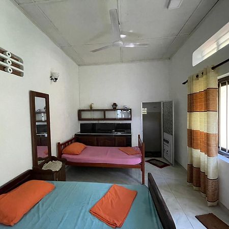 Rockstel Towers Hostel Unawatuna Buitenkant foto