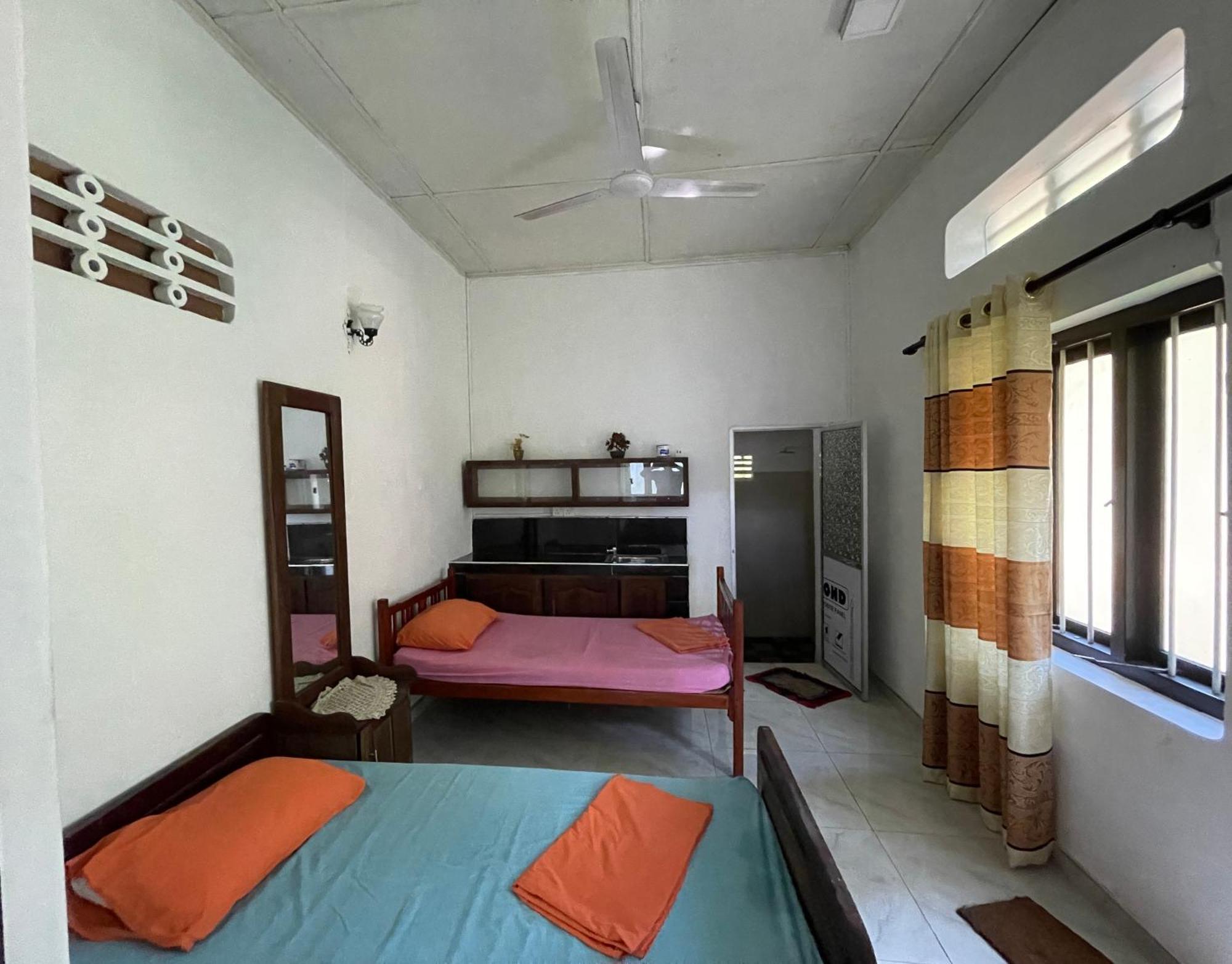 Rockstel Towers Hostel Unawatuna Buitenkant foto